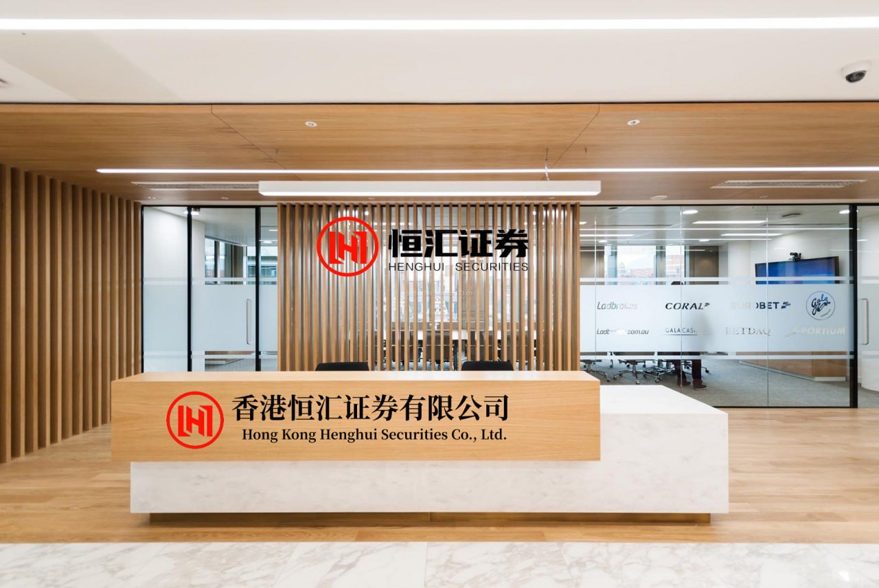 大盈家 大连起飞航班因乘客可乐爆瓶折返，飞溅液体击伤空乘眼部，南航工作人员回应